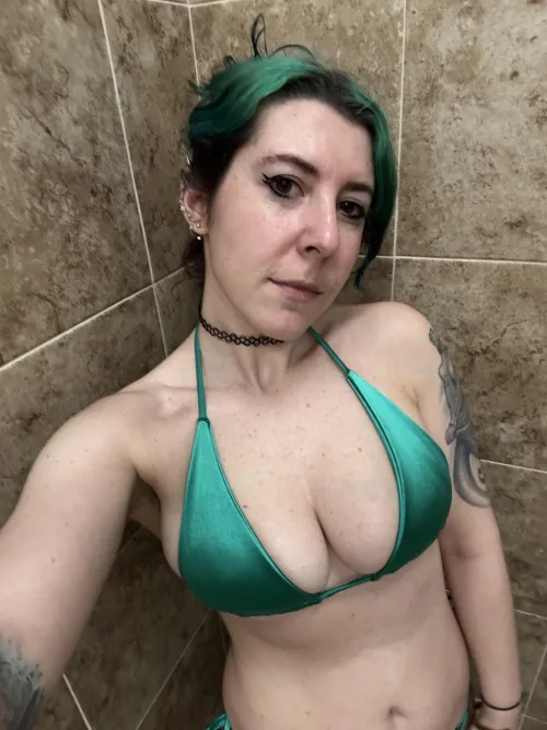 Bright green by sirenskiss3