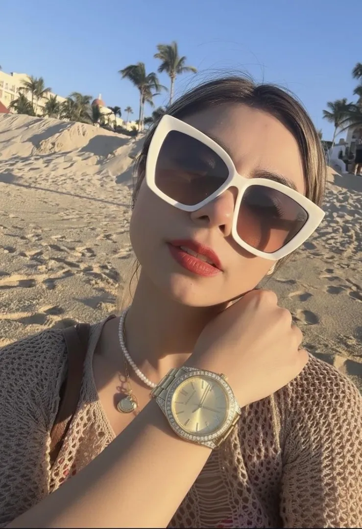 Brisi en la playa luciendo su mk posted by Silent-Slip7319