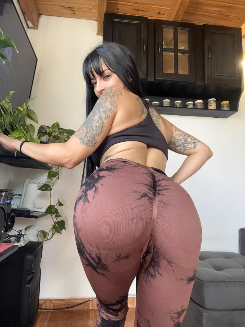 Brown accentuates my curves posted by charo-foxx