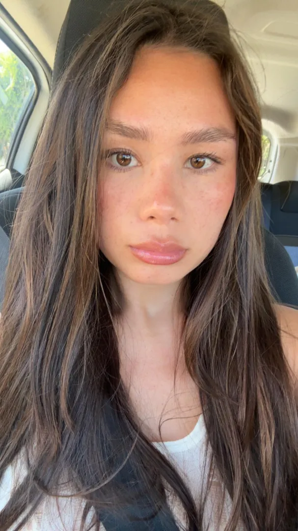 brunette posted by zerobren