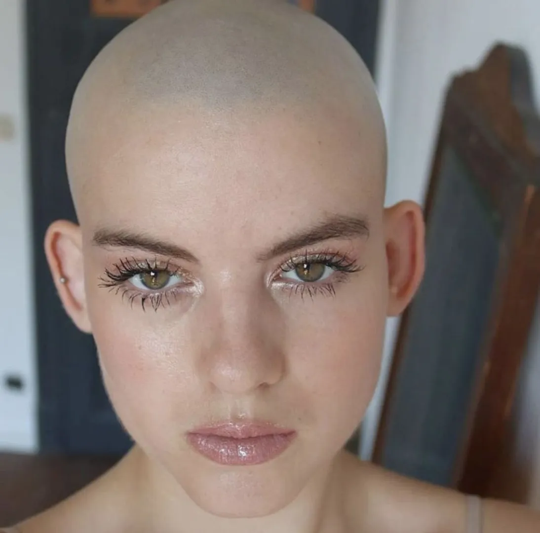 brunette posted by dojol