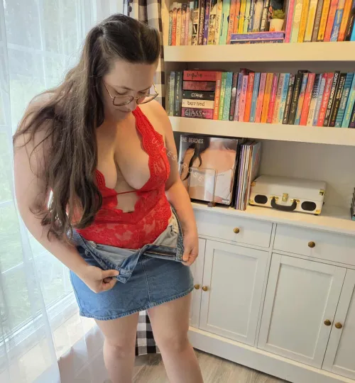 Brunette with a love for books by cestrose