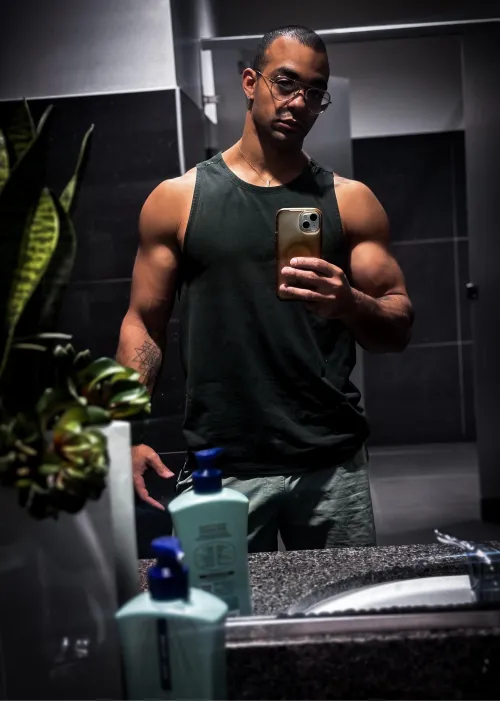 Bubble biceps lol :) by midnightsosa