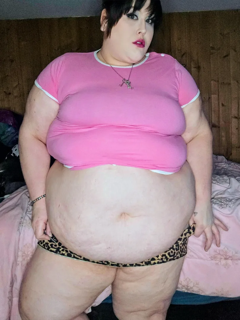 Built by comfort food and zero apologies. Soft life certified.  posted by SquishyPizzaBaby