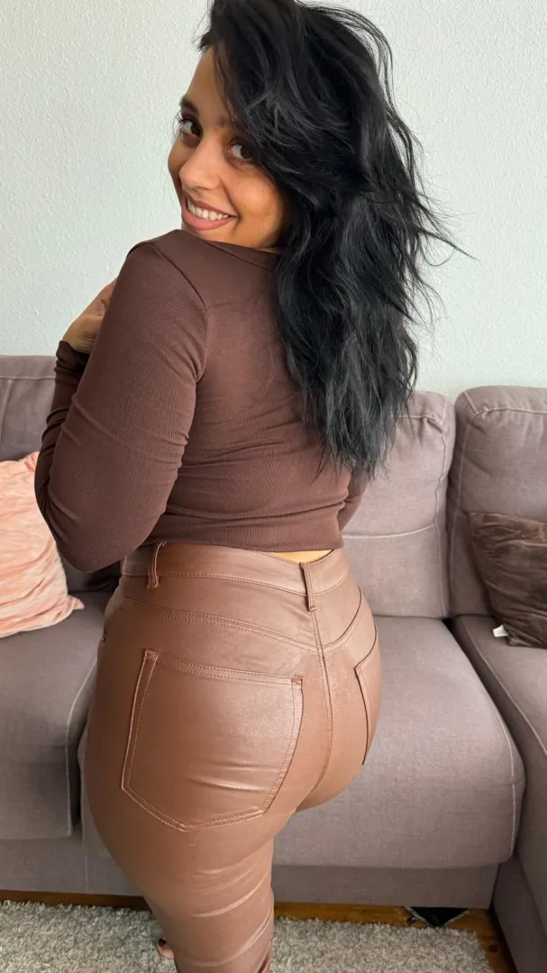 Built for backshots: this peach stays juicy but never bruises posted by Galadriel69_