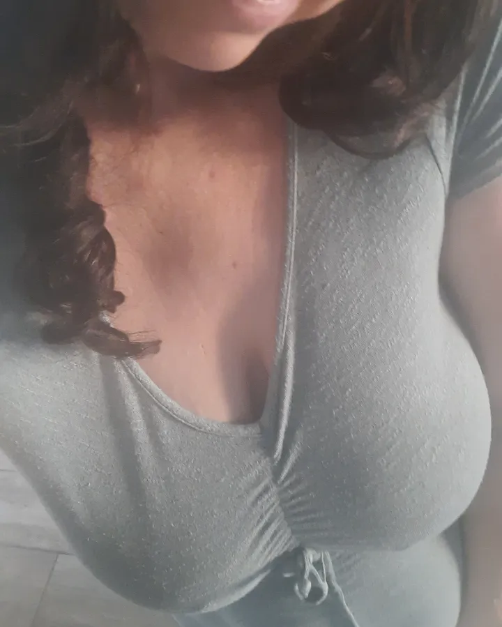 Busty Milf with Big natural tits for paid sexting tn!  posted by Jadebee3