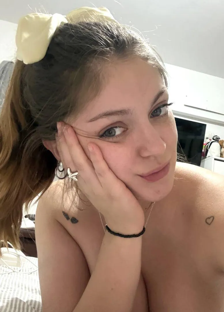 Calm eyes, bold curves posted by Amelikindl