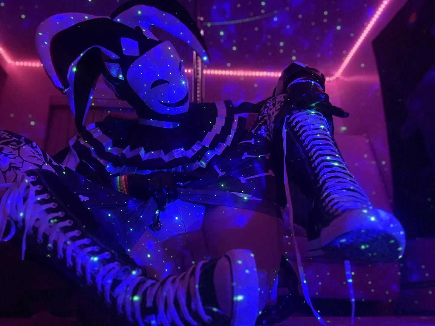 Can someone help tie my shoe laces?  posted by theybeyorick