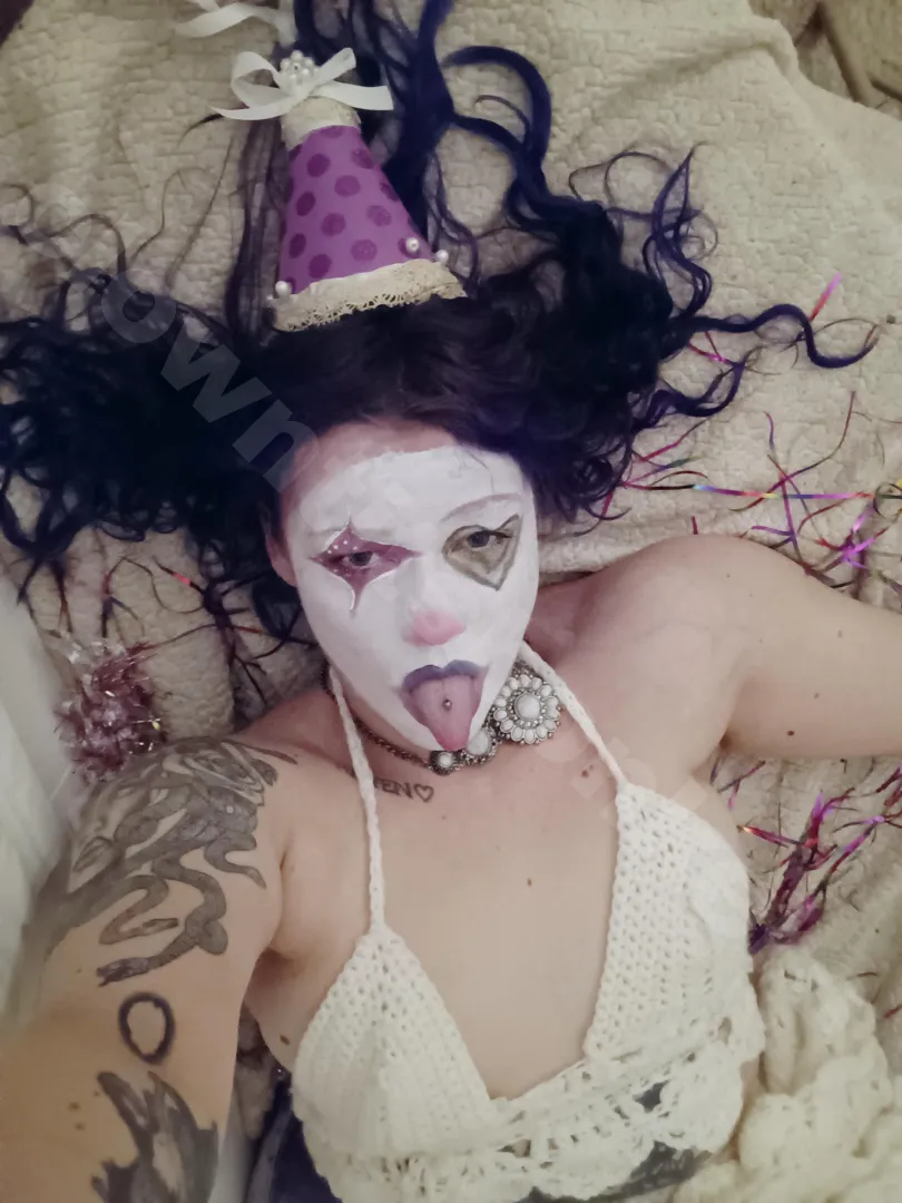 Can you cheer up this grumpy clown? posted by clowntitsbonkers