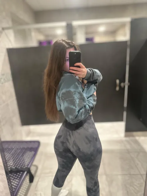 Can you handle a girl who outlifts you? by Meaaly26