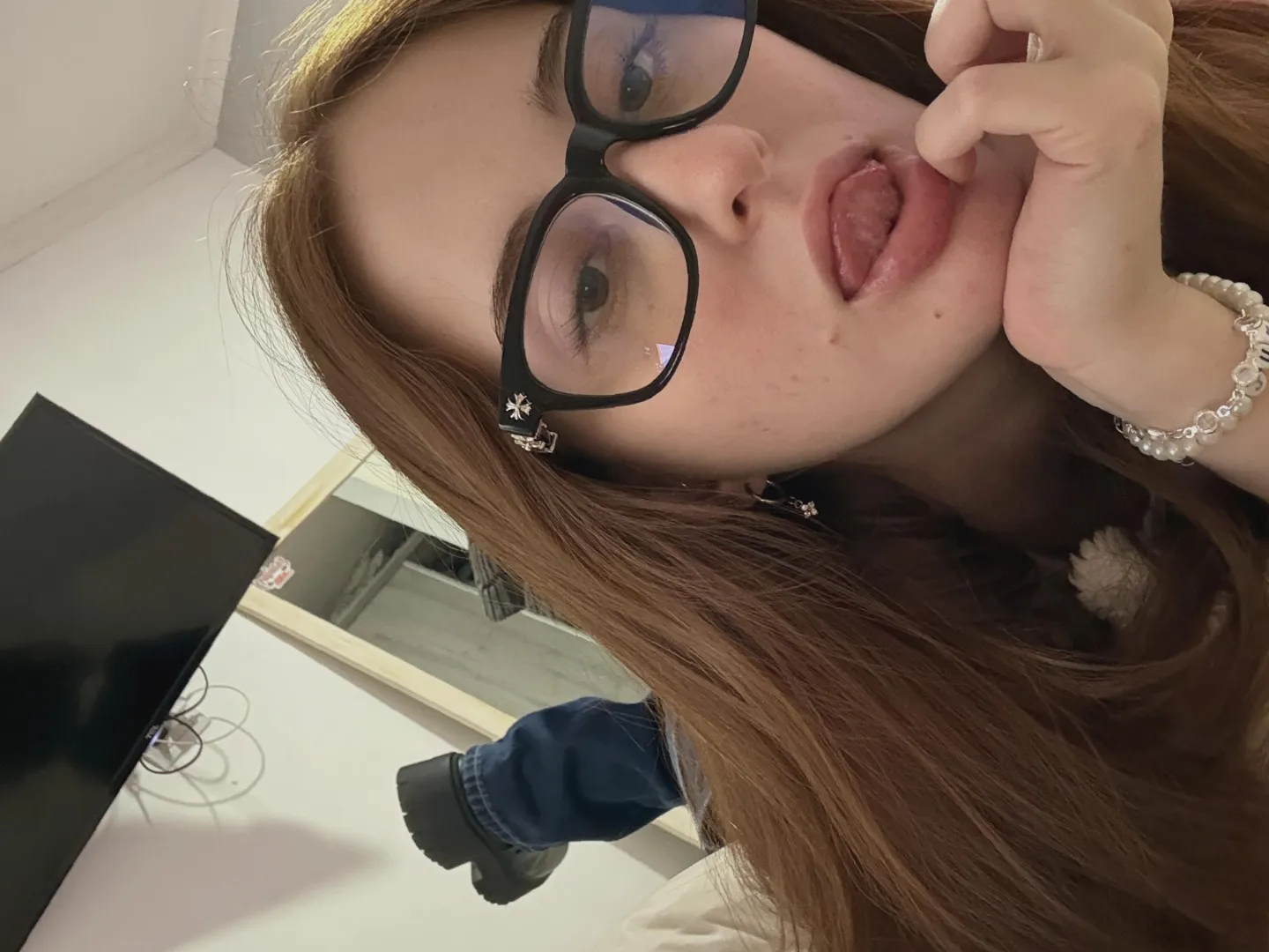 Can’t host but available for fun tonight/tmrw - more active on lngtmr:.moonyvoxi'. posted by Hot_Waltz_1707