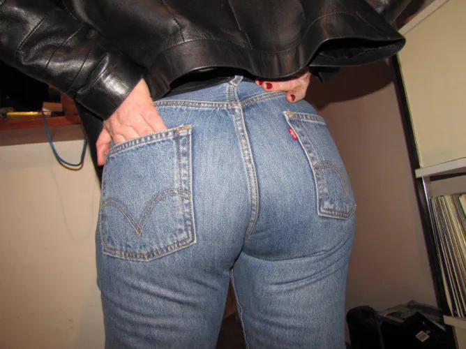 caresse ce gros jeans by No_Hat_1719