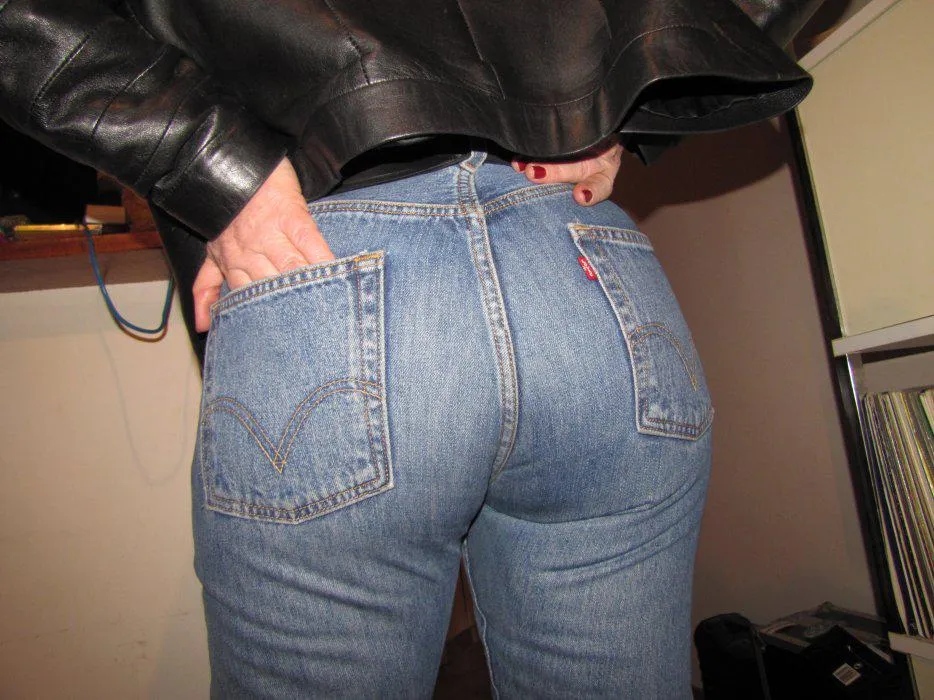 caresse ce gros jeans posted by No_Hat_1719