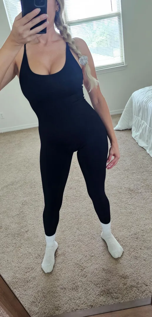 Caught my reflection at the gym... wanna be my spotter posted by thebunny_girl