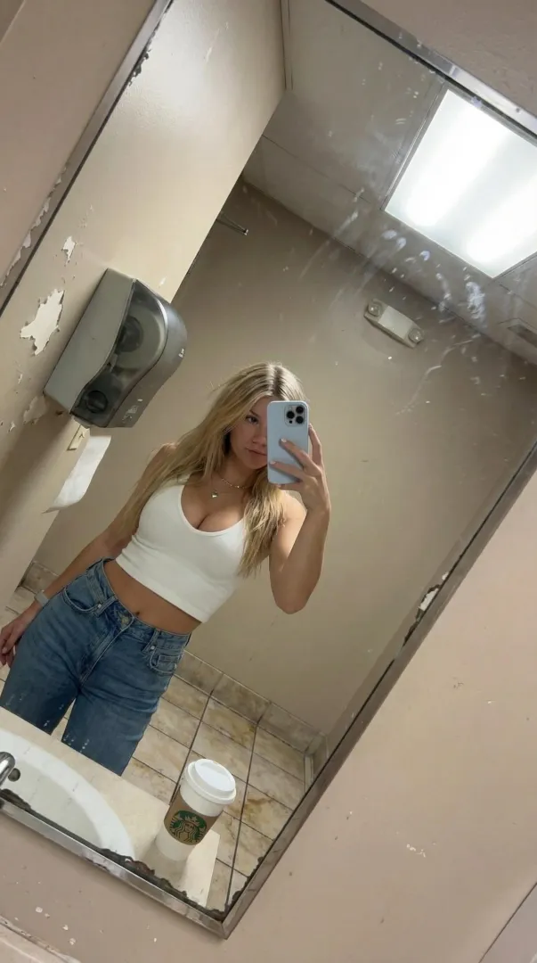 caught my tummy looking cute today :) posted by smoakinghot