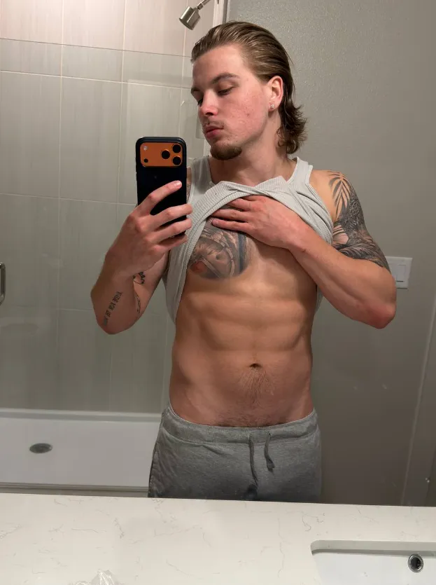 caught this in the mirror posted by thespicyrussian