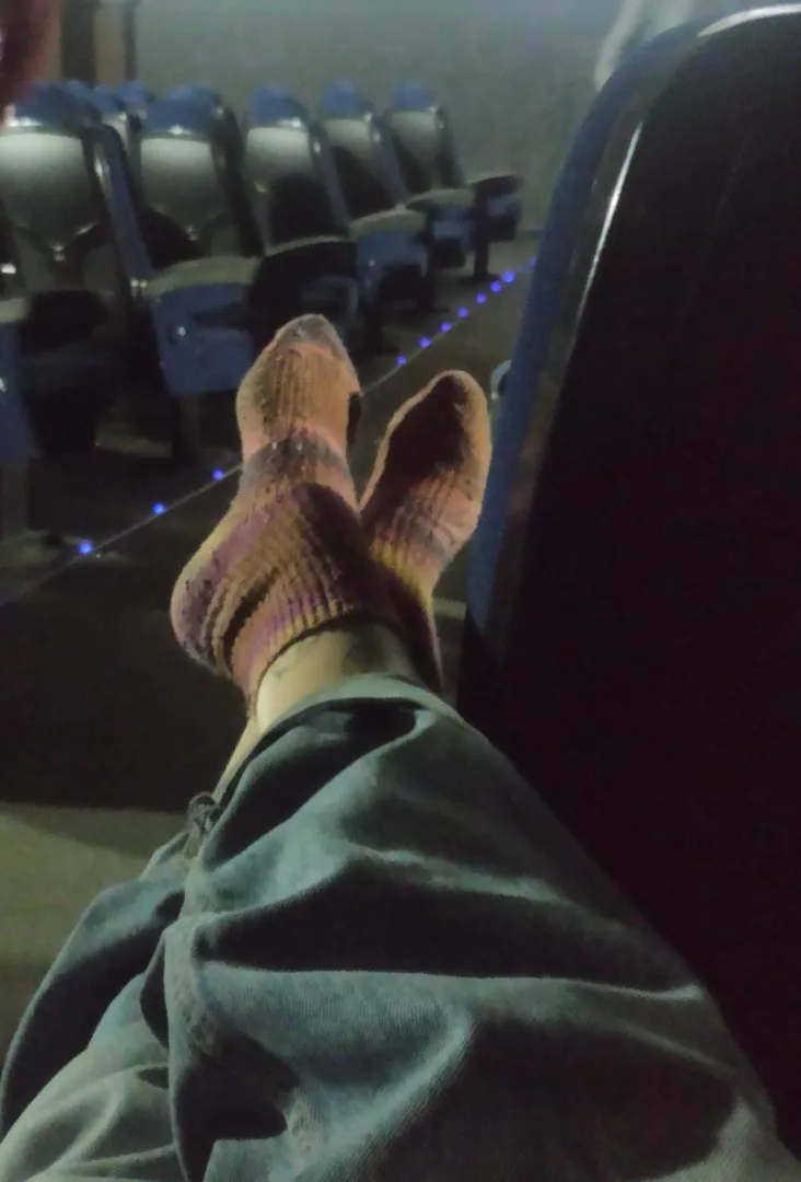 Ce soir j'étais au cinéma... Qu'est ce que j'aurais pu faire pendant le film... ​ posted by Suzanne_Tamara4feet
