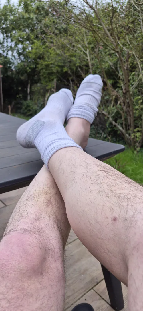 Chaussettes, air frais et moment terrasse. by HairySockDad