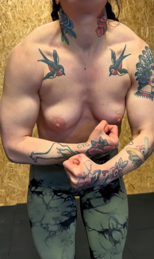 Chest and arms by Kennieliasen