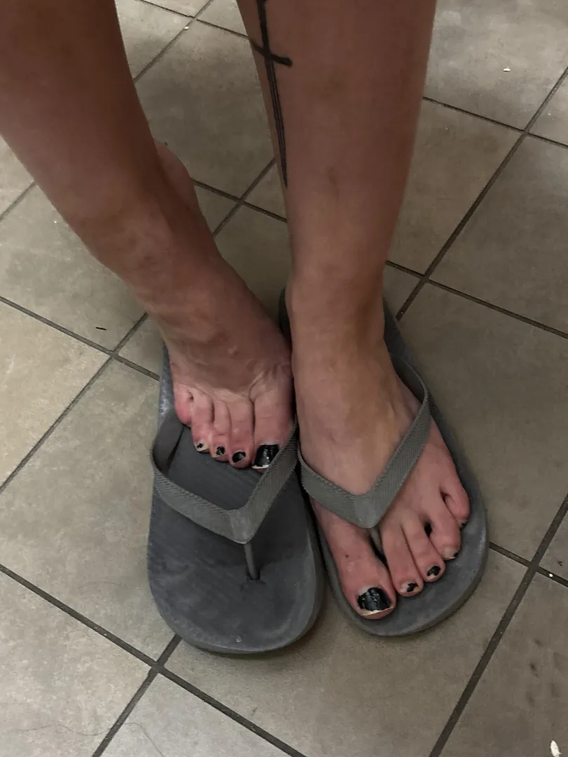 Chipped polish feet posted by sirenskiss3