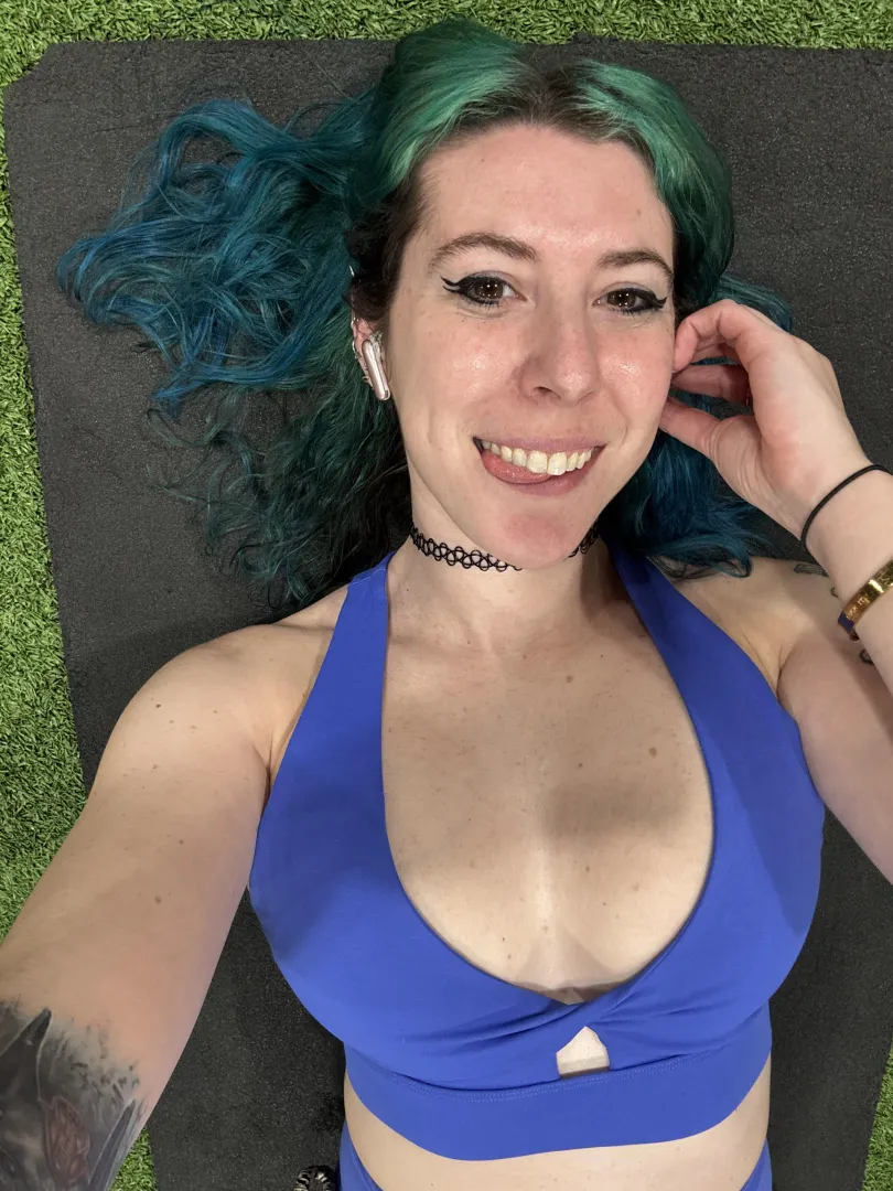 Cleavage on the ground posted by sirenskiss3