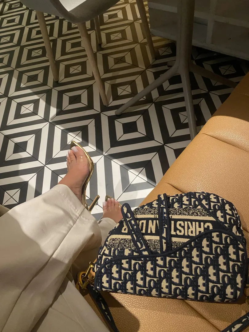 Coffee date? posted by Feetcuty