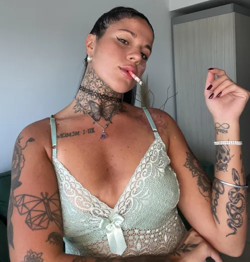 Colgando de mis labios es aún más delicioso by girlytattoo