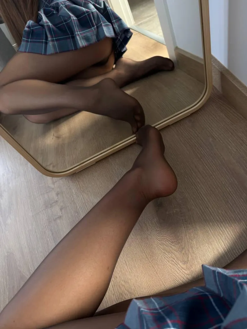 Come closer and feel my legs posted by kittyy_dreams