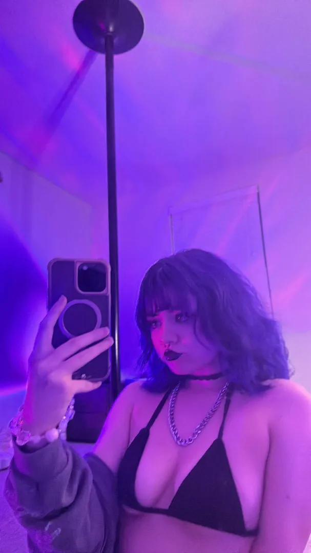 come give me a kiss? posted by vivnyxen