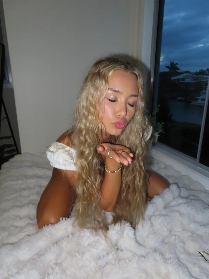 Come kiss me good night posted by itschanelllx