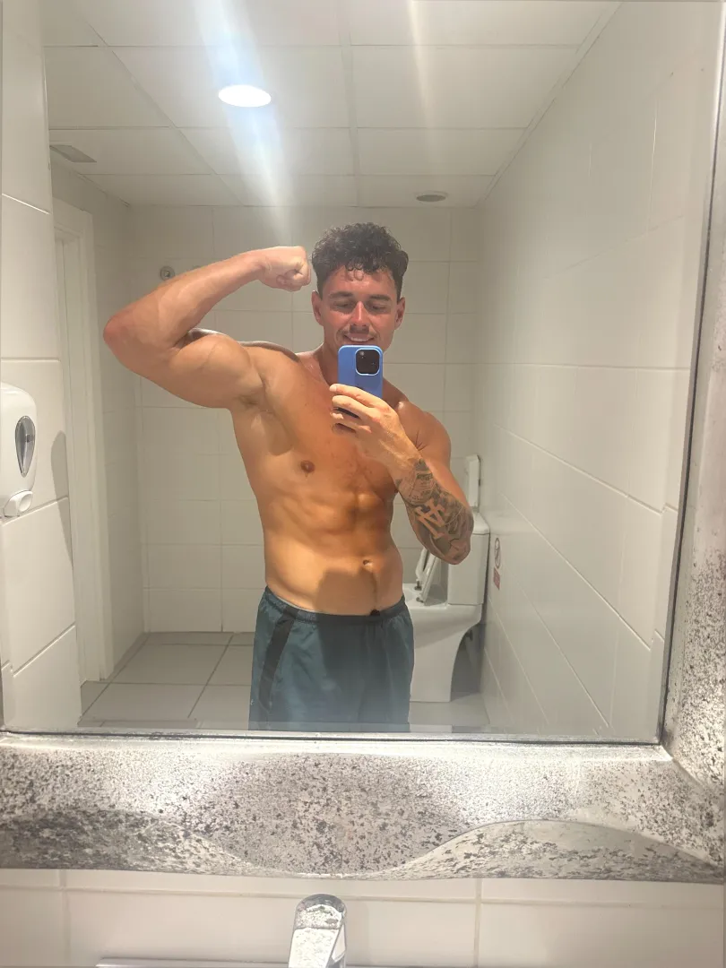 Come lick this sweaty armpit posted by itsyourboyJJ1