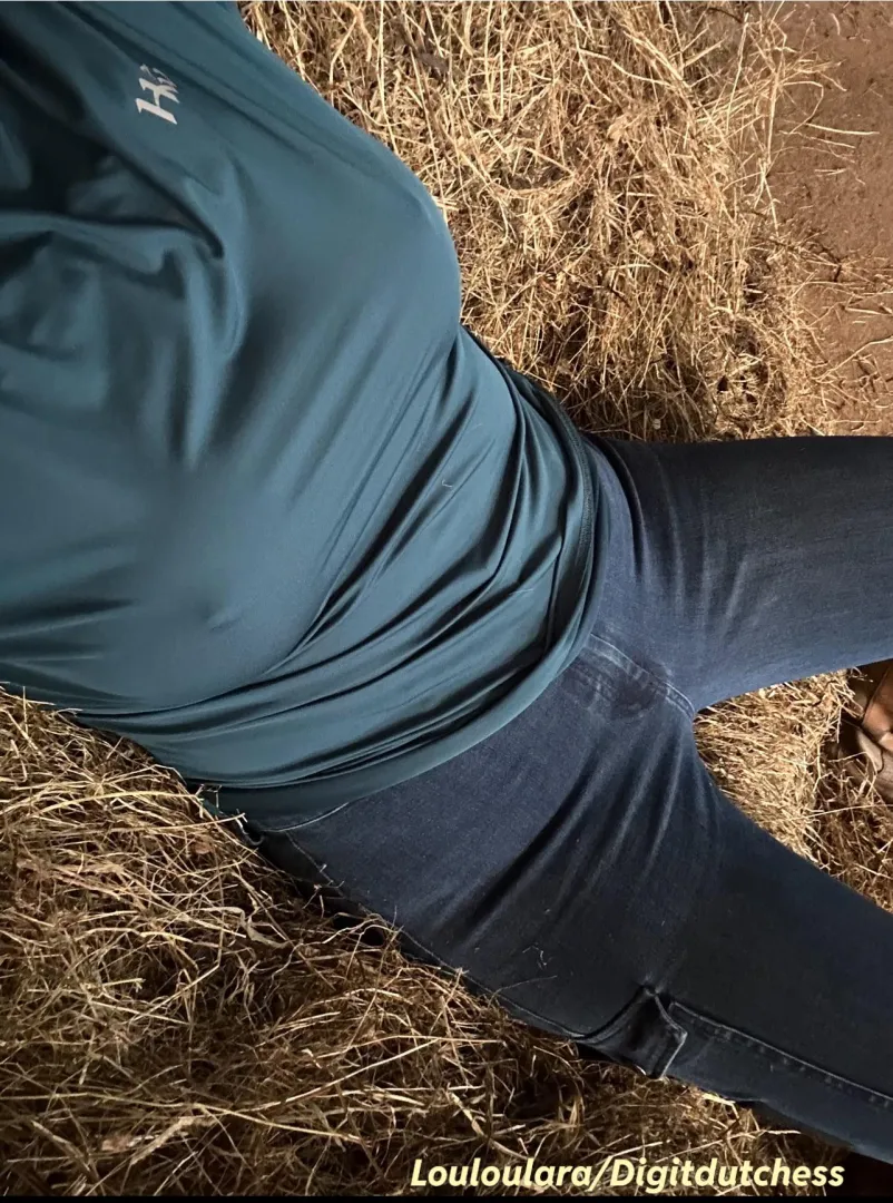 Come play in the hay?…… posted by louloulara