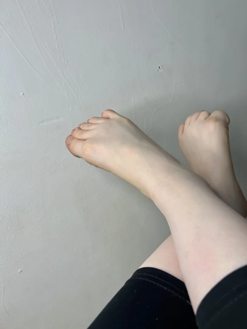 Come rub and sniff my albino feet posted by WickedMistressx