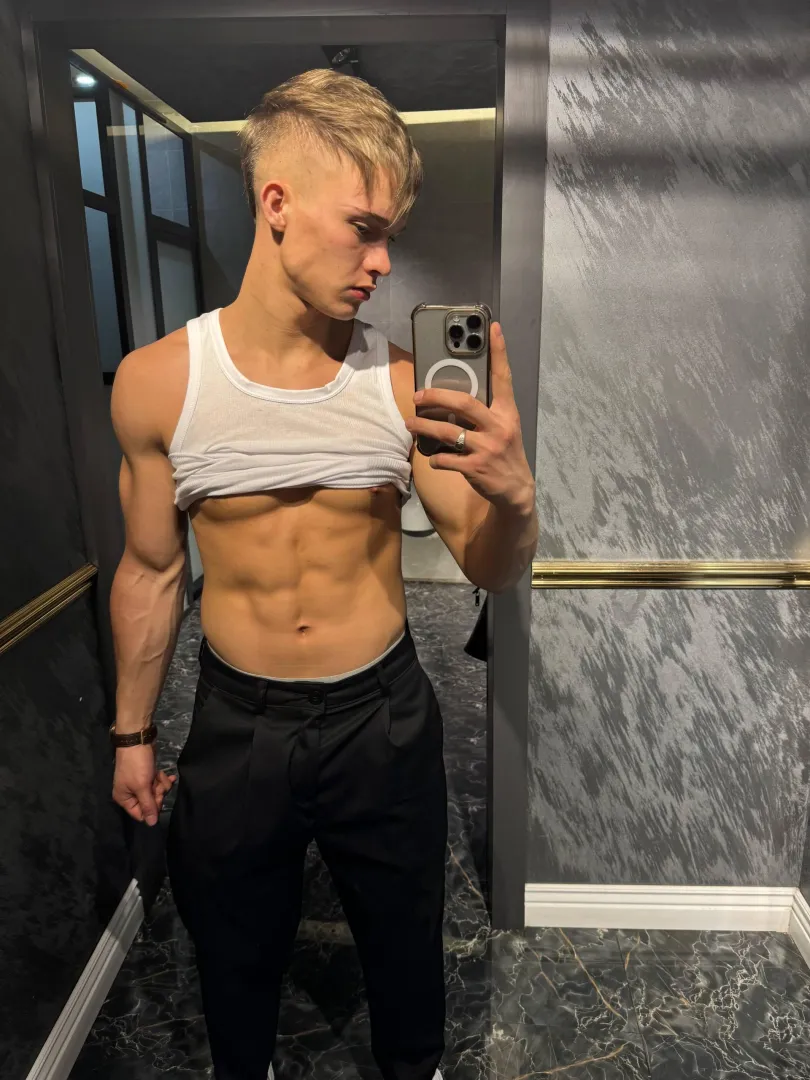 Come see my abs. It's an everyday job posted by nova-ashwood