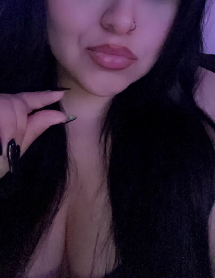 Come serve ur goddess posted by Illustrious_Sweet272