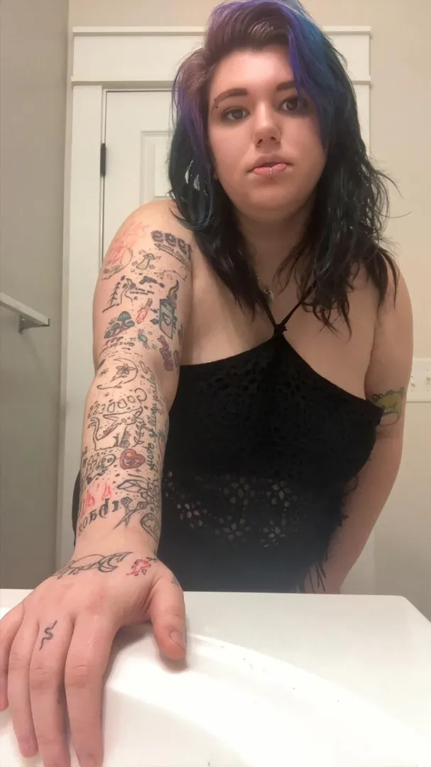 Come sit in my lap and tell me I’m sexy posted by TheKittyKayt