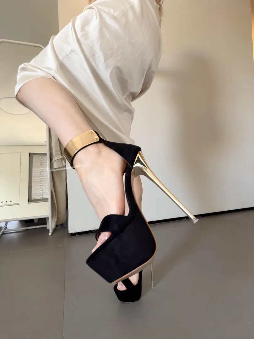 Come taste my gold heels (f) posted by aestoryne