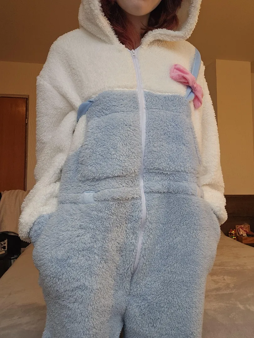 Come unzip my onesie and reveal my body posted by Hailey_Fleece