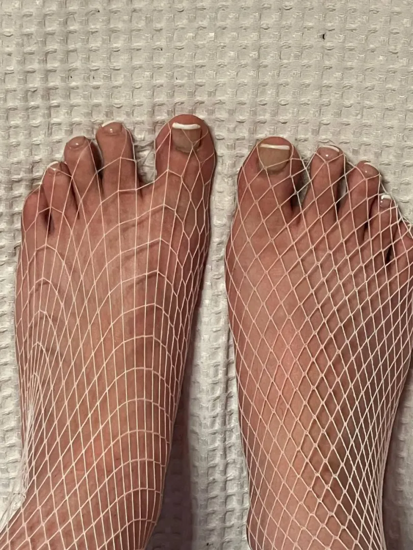 come warm up these cute feet posted by sensualTreat