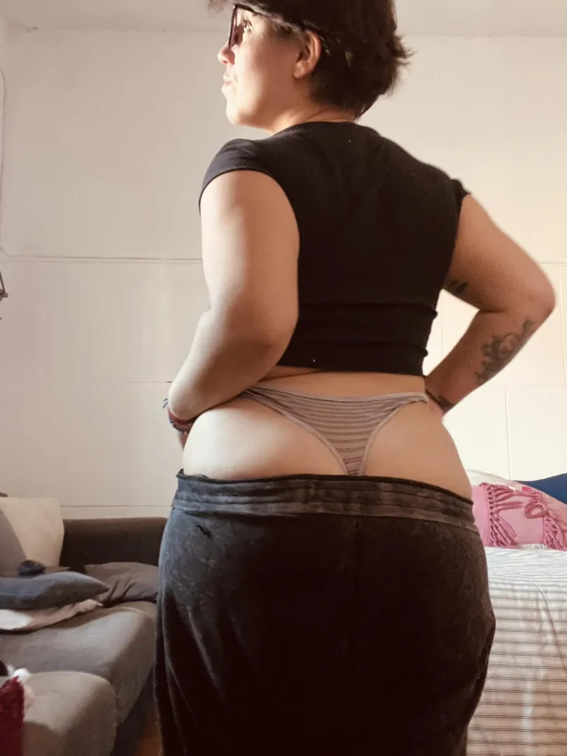 Comfortable clothes… very distracting curves. posted by Inesitaax