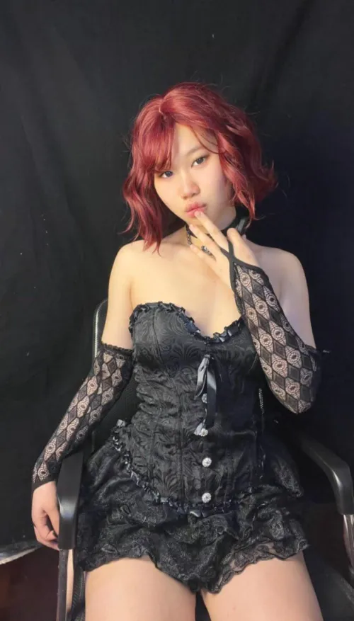 Comfy and horny. by GlitterNailx