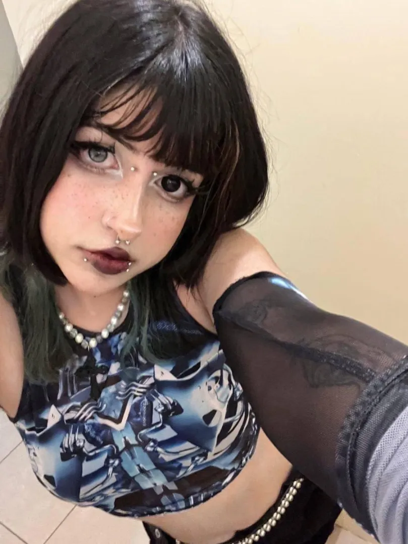 concert outfit! posted by gothshadoww