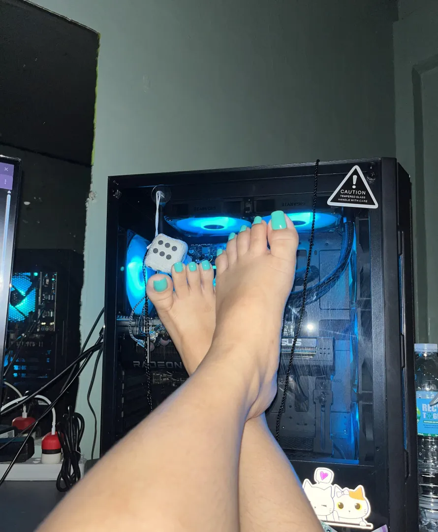 Cooling my feet with my glowing setup  posted by PinayPedi