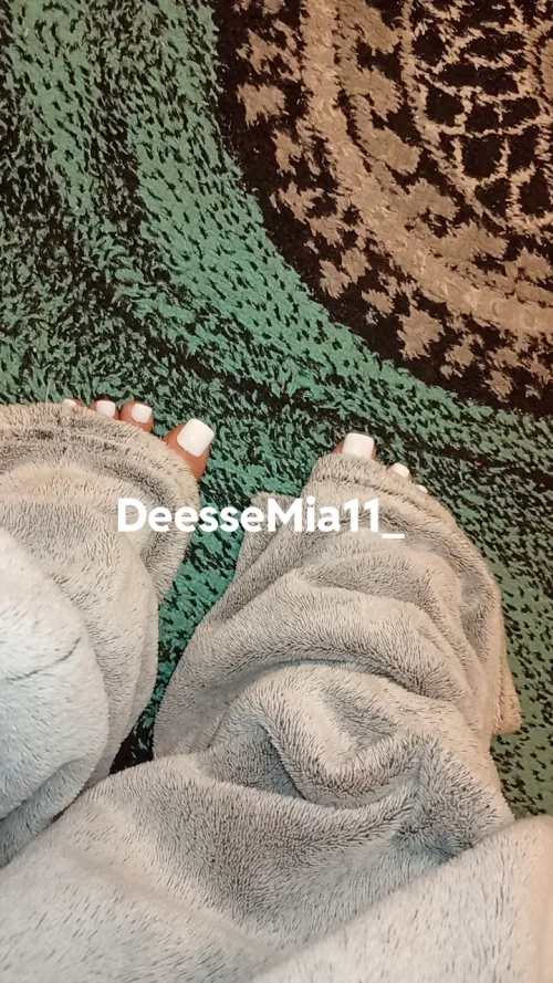 Couleur blanc tu veux voir mes pieds ? by MiaFeetGirl_