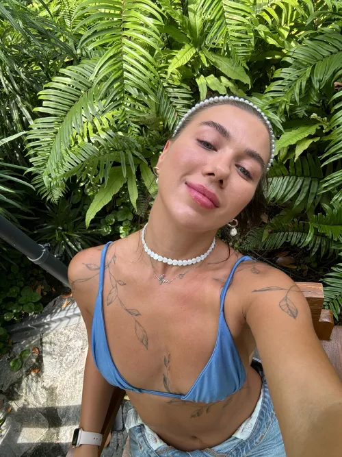 Covered in leaves, just like everything around me by sweetflarre