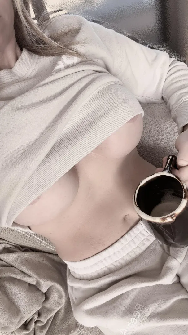 Cozy coffee Sunday mornings :) (f)  posted by cozylittlevixen