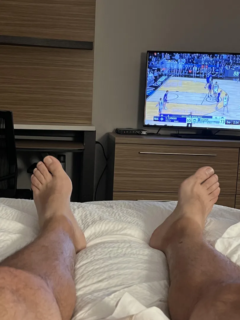 Crazy long work week for this Dad (47), and now relaxing with the game. Would be ideal to have someone rubbing these right now. posted by RubDadsFeet