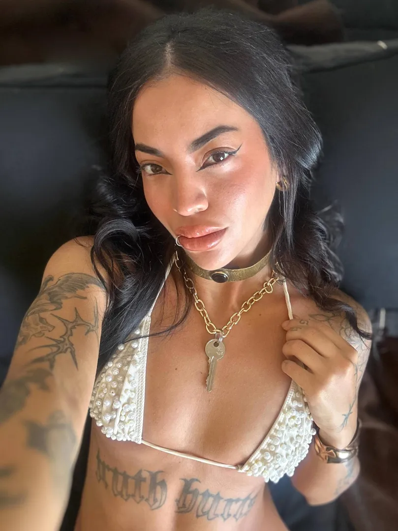 Curved up and ready to be taken seriously posted by PonyEmma