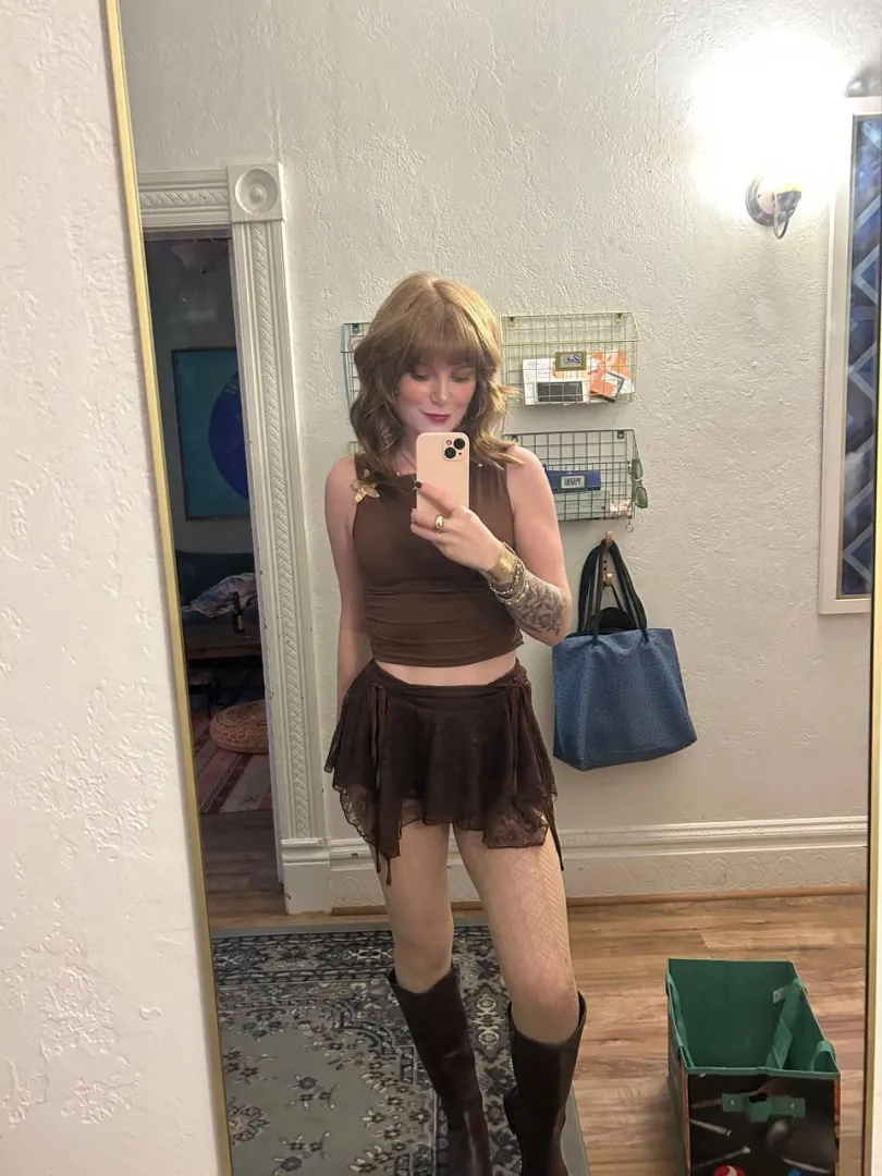 curves so naughty, someone pls rub me rn posted by WillowRaeOnly