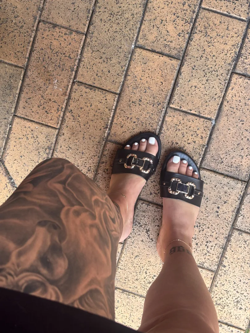Cute big feet x posted by thatfootmami
